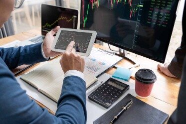 Should You Start Day Trading? Here Are The Pros And Cons